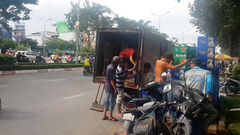 Hàng chục thùng bia bị đổ ra đường do sự cố